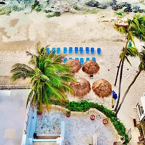 Pelicano - Beachfront Отель